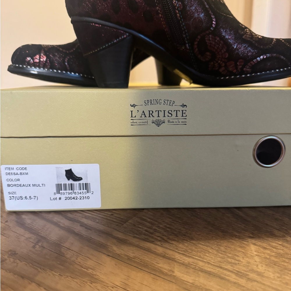 L’Artiste 37 (US 6.5-7) Dessa Bootie - Bordeaux Metallic New in Box - Picture 6 of 13